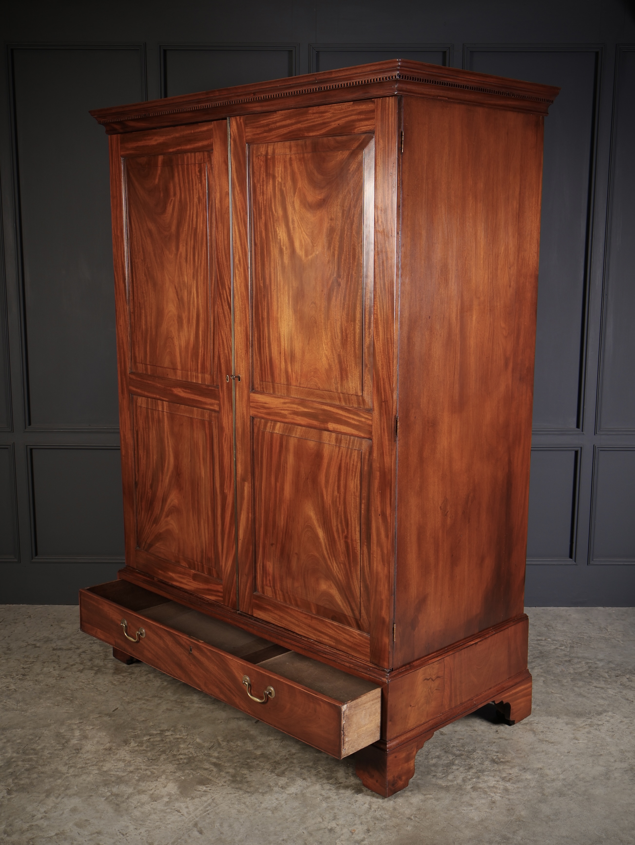 Large Georgian Mahogany Wardrobe antique wardrobes Antique Furniture 8